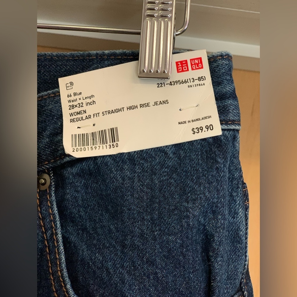 Uniqlo Regular Fit Straight High Rise Jeans in Blue. Size-28X32. Quiet Luxury - Picture 3 of 6